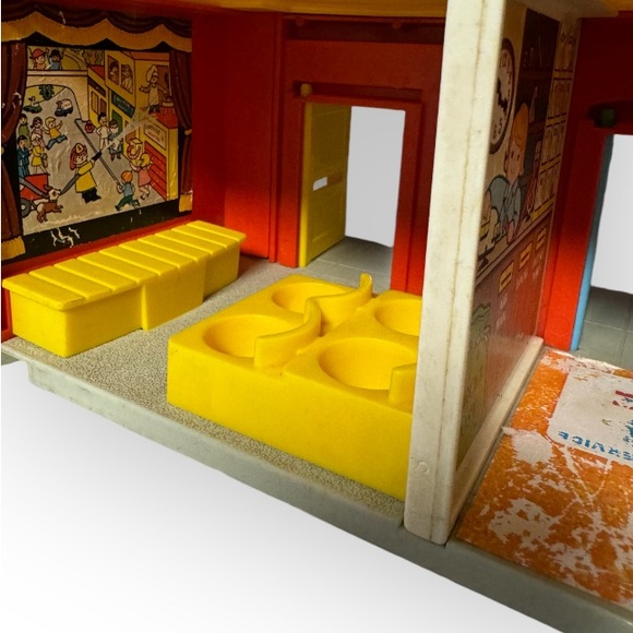 VINTAGE Fisher Price Little People Play Family Village Fire House Theater 1973 - Picture 8 of 8